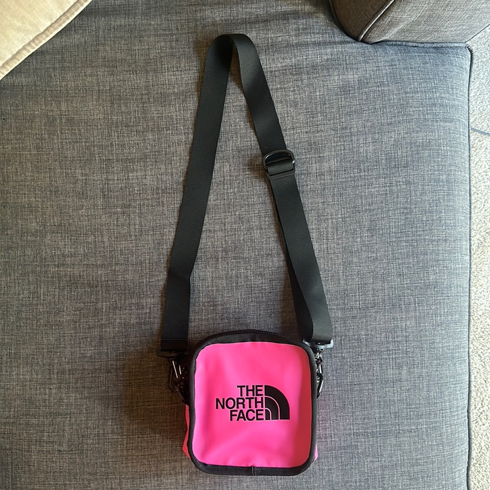 NWOT The North Face Explore Bardu Bag II in hot pink